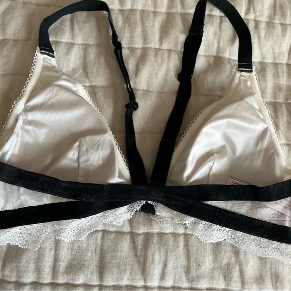 Victoria’s Secret White Chantilly Lace Front Close Triangle Bralette Size Medium - Picture 12 of 15